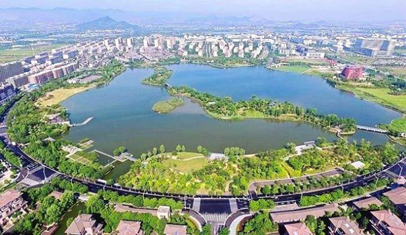 A photograph of the central lake in New Ci Town in Ningbo (source: Xie and Ying, 2017)