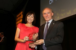 Professor Mei Fong, Chong receiving her award from Professor David Greenaway, Vice-Chancellor