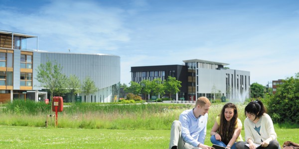 students studying in front of the Si Yuan Building, Jubilee Campus