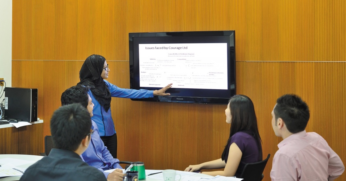 vrouwelijke postdoctorale student die een presentatie geeft MBA workroom, Malaysia Campus