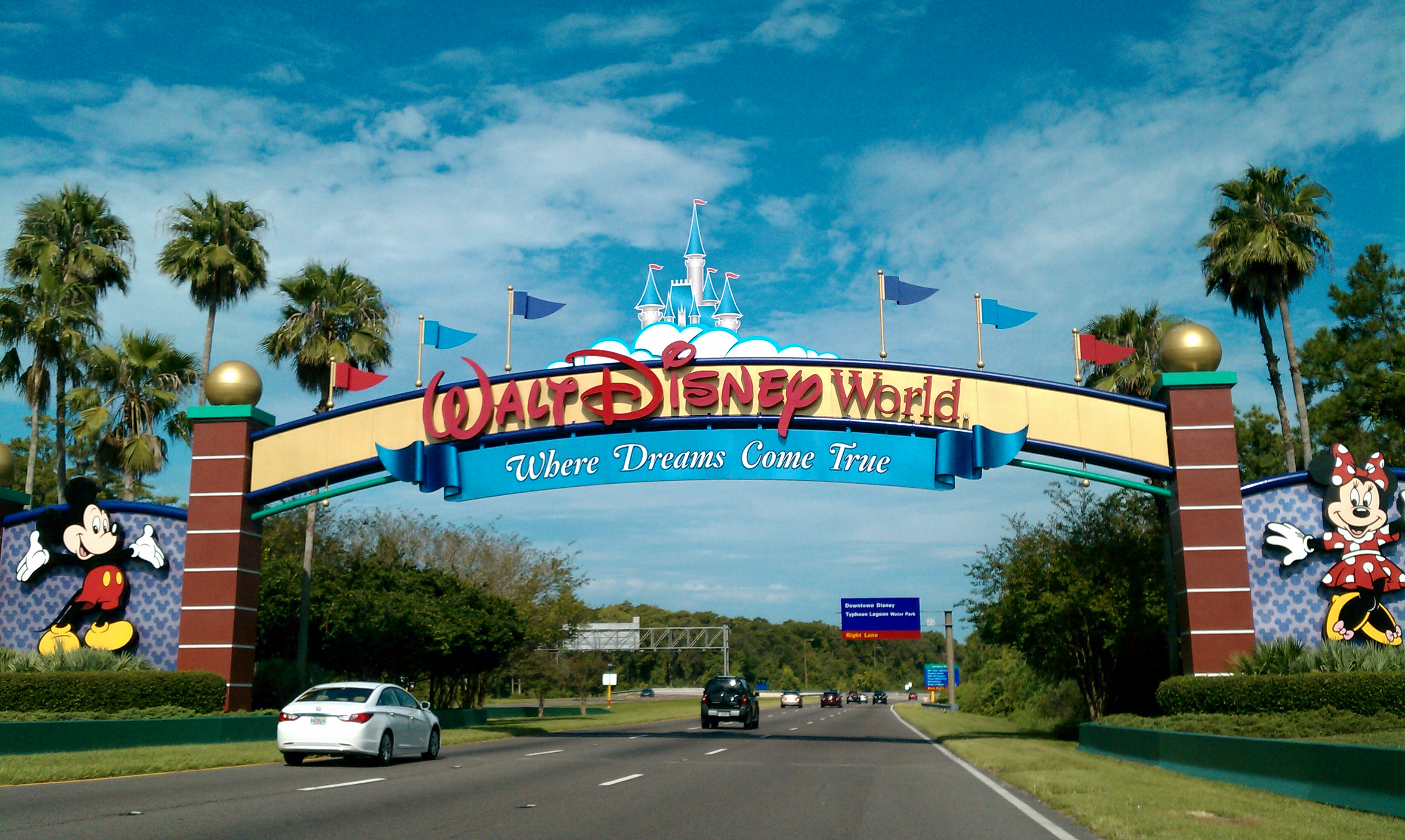 Walt_Disney_World_Resort_entrance