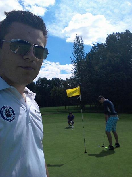 What's a bit of golf without a totally not set up selfie?